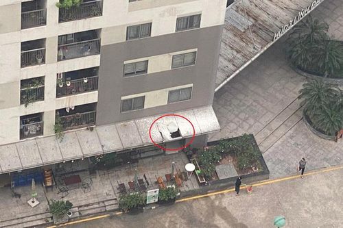 Kinh hoàng người đàn ông rơi từ tầng 12 chung cư xuống thủng mái che quán cà phê tử vong