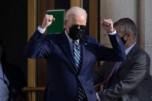 Ông Biden rời bệnh viện, lên trực thăng về Nhà Trắng