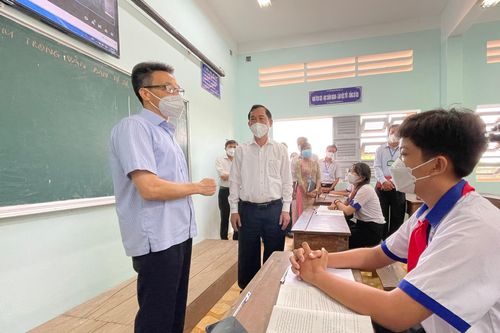 Học sinh lớp 9 ở Tiền Giang trong ngày trở lại trường