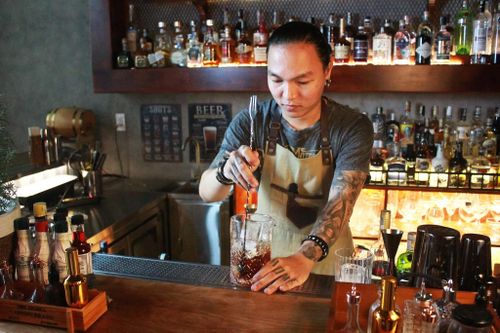 Nhân viên đi từ quê lên, tới TP.HCM quán bar lại ngừng hoạt động