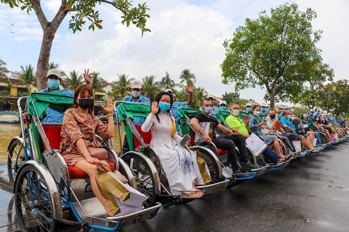 Khách quốc tế thưởng thức nghệ thuật tại phố cổ Hội An