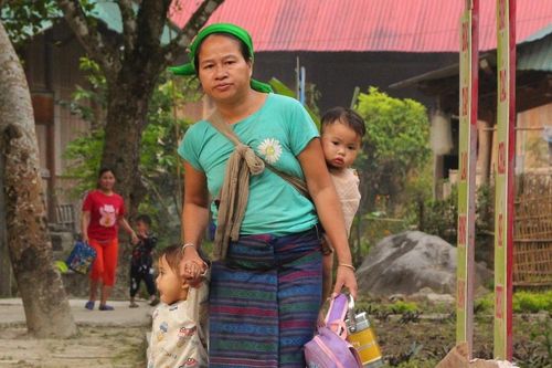 Giáo viên cắm bản: Huồi Pủng, xa mà gần