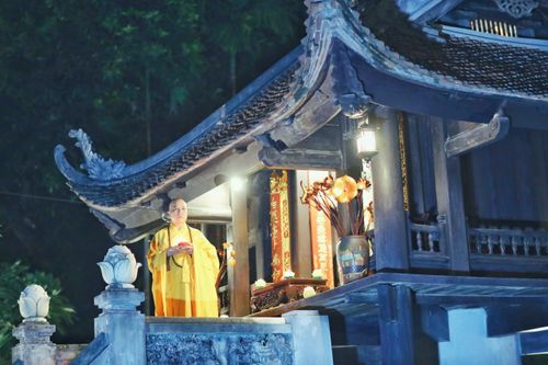 Chùa Một Cột trong đêm tưởng niệm đồng bào tử nạn vì COVID-19