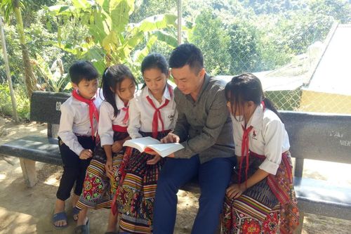 Thầy giáo trẻ là Đảng viên, miệt mài gieo chữ nơi 'ốc đảo'