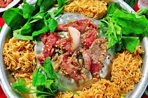 Món bò nướng trên vỉ hình ngọn núi, ăn một được hai, thơm ngon 'quên lối về'