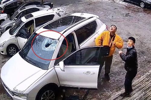 Tảng băng rơi từ tầng cao xuống vỡ kính ô tô, suýt trúng đầu chủ xe