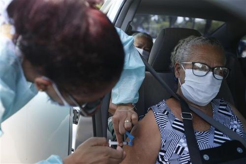 Brazil đã tiêm cho 73% dân số, Séc siết quy định với người chưa tiêm