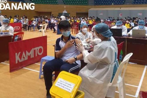 Ngày đầu tiêm vắc-xin cho học sinh lớp 8, 9