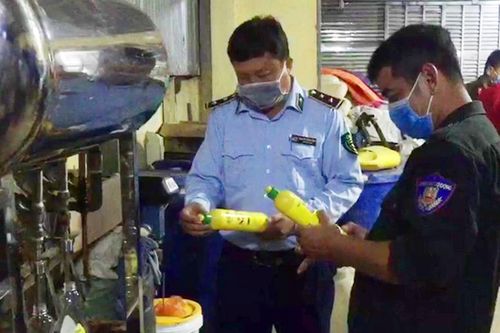 Cơ sở sản xuất nước rửa chén nghi nhái nhãn hiệu Superlight quy mô lớn