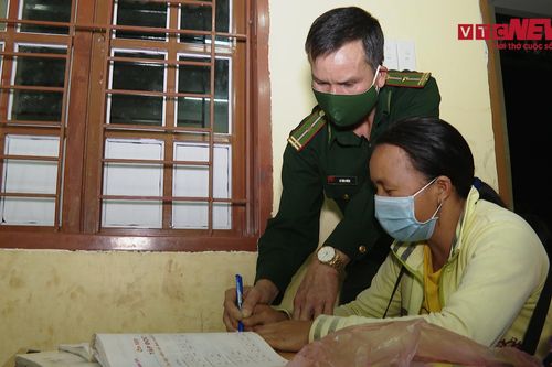 Lớp học xóa mù chữ trên độ cao hơn 1.300m của thầy giáo biên phòng Sơn La