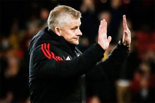 Solskjaer giải thích hành động vỗ tay sau trận thua Watford