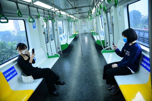 Tàu Cát Linh - Hà Đông vắng khách trong ngày đầu bán vé