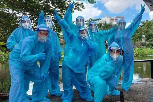 Từ người xa lạ thành thân quen ở tuyến đầu chống dịch