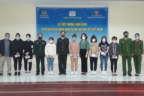 Tiếp nhận nạn nhân bị mua bán người từ Myanmar về Việt Nam