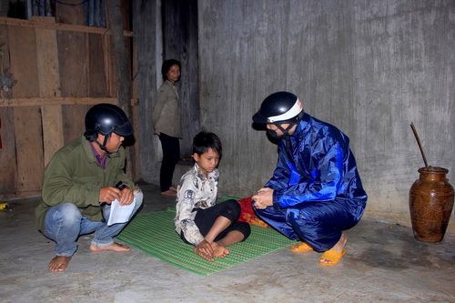 Tờ mờ sáng, theo chân thầy giáo vùng sâu vận động học sinh đi học