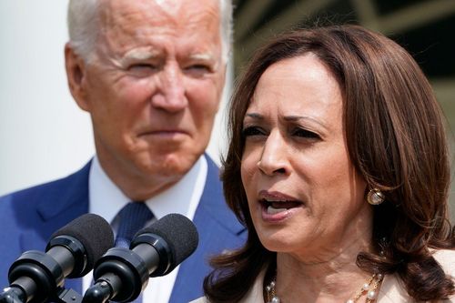 Quan chức truyền thông của ông Biden và bà Harris đồng loạt từ chức