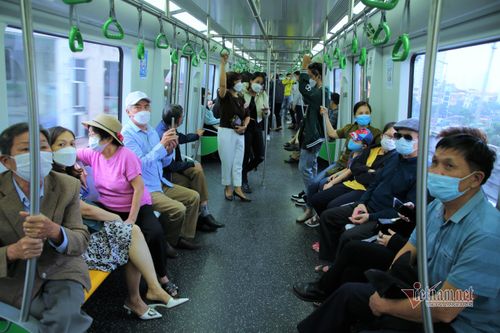 Tàu Cát Linh - Hà Đông đông khách ngày đầu bán vé