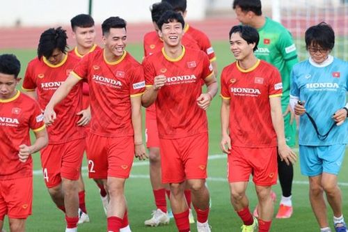 Công Phượng - Hải Quế 'buôn chuyện' tích cực buổi đầu chuẩn bị AFF Cup