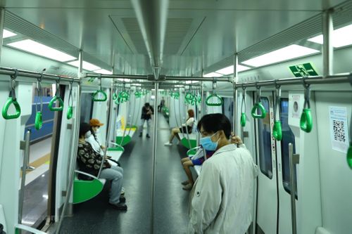 Ngày đầu tiên tàu trên cao Cát Linh-Hà Đông thu tiền vé hành khách