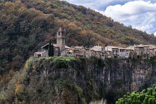 Castellfollit de la Roca – Ngôi làng cheo leo trên vách đá ở Tây Ban Nha