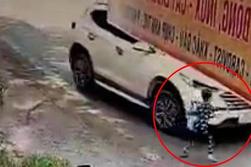 Mẹ lái xe ô tô bất cẩn đâm chết con trai 4 tuổi ở Thái Nguyên