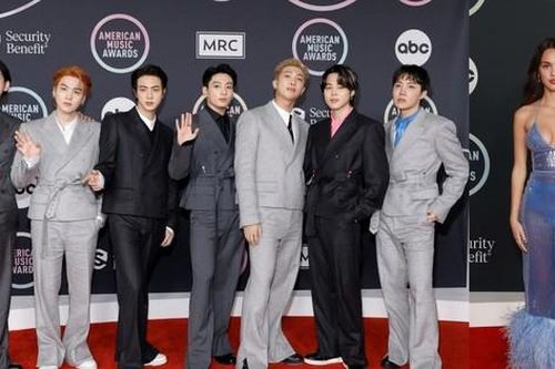 BTS gây náo loạn thảm đỏ AMAs 2021 với màn xuất hiện trực tiếp sau 2 năm vắng bóng