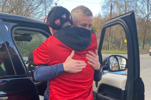Solskjaer chia tay fan MU bằng cái ôm