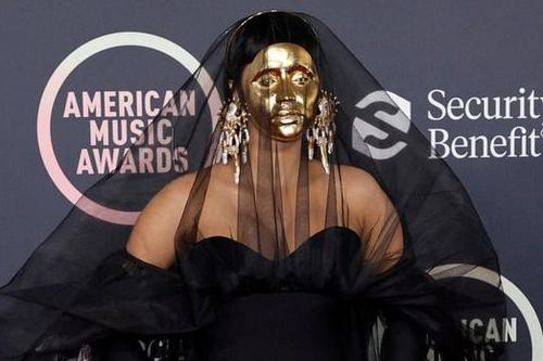 Cardi B đeo mặt nạ vàng trên thảm đỏ AMA 2021