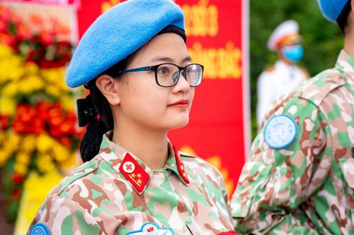 12 sĩ quan gìn giữ hòa bình Liên Hợp Quốc nhận nhiệm vụ