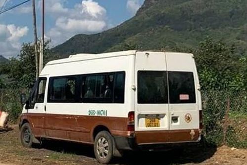 Hai học sinh văng khỏi xe đưa đón, một em tử vong