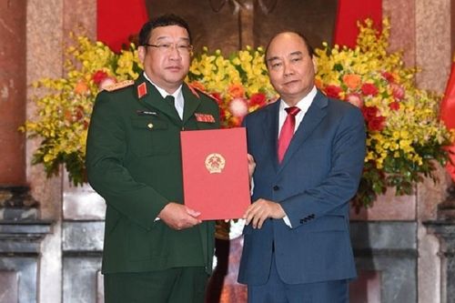 Chủ tịch nước Nguyễn Xuân Phúc trao Quyết định thăng quân hàm Thượng tướng cho Thứ trưởng Quốc phòng
