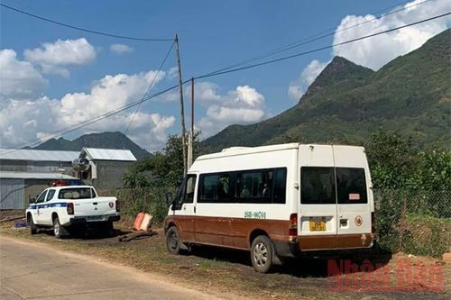 Rơi từ xe ô-tô đưa đón, một học sinh ở Sơn La tử vong