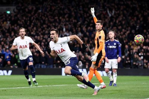 Ngược dòng hạ Leeds, Tottenham qua mặt MU