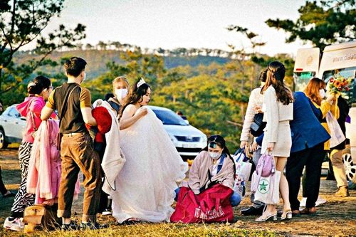 Đồi cỏ hồng Đà Lạt 'đông nghẹt' cô dâu, chú rể từ các tỉnh về 'săn' ảnh cưới