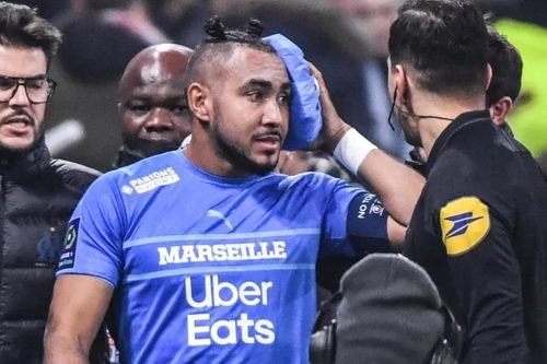 Cầu thủ bị ném chai trúng đầu, trọng tài hoãn trận Lyon-Marseille