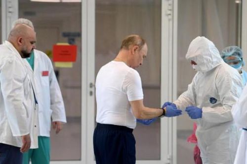 Tổng thống Nga Putin tiêm mũi vaccine COVID-19 tăng cường