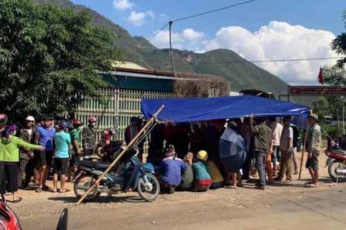 Xe ô tô đang chạy thì rơi cánh cửa khiến 3 học sinh văng ra ngoài, 1 em tử vong thương tâm