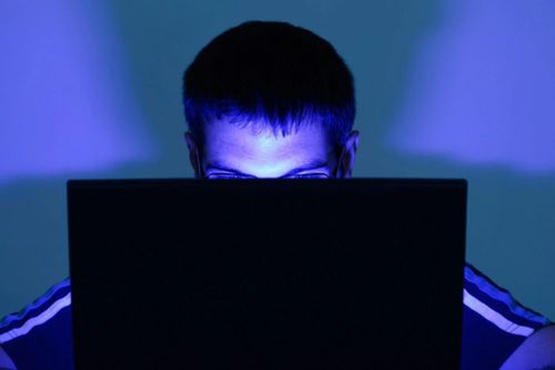 Trẻ vào web đen, bị người lạ dụ chat sex
