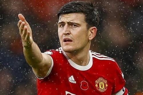 Man United nên tước băng đội trưởng của Maguire