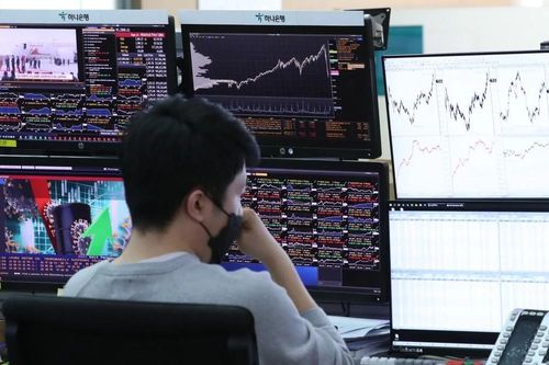 Gen Z chơi chứng khoán: 'Từng bỏ tiền mà không rõ mình đầu tư vào đâu'