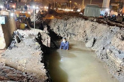 Vỡ đường ống D400, hàng trăm hộ dân ở TP Thủ Đức bị cúp nước