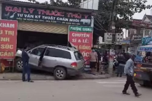 Clip khoảnh khắc chủ quầy thuốc thoát nạn thần kỳ khi ô tô mất lái lao thẳng vào