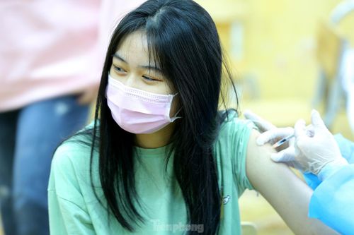 Hình ảnh học sinh THPT ở Hà Nội tiêm vắc xin ngừa COVID-19