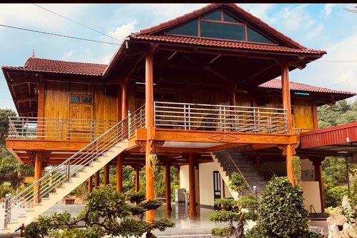 Mạc Văn Khoa xây nhà sàn cho bố mẹ
