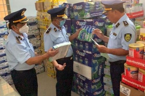 Lái xe bỏ lại phương tiện, phát hiện hàng trăm thùng sữa Ensure, Similac
