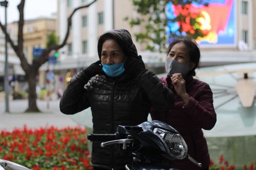 Người dân Hà Nội trang phục ấm áp đón đợt không khí lạnh mới