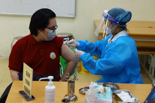 Học sinh THPT ở Hà Nội bắt đầu được tiêm vaccine ngừa COVID-19
