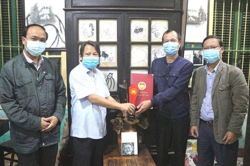 Văn hóa - Nghệ thuật Thông tin văn hóa Trao giải thưởng Sách quốc gia đến gia đình nhà thơ Trần Vàng Sao