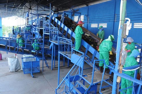 Người đàn ông miệt mài 'biến' rác thải nhựa thành tiền
