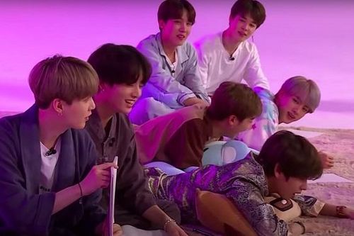 Nhân viên của BTS đẹp trai như thành viên thứ 8
